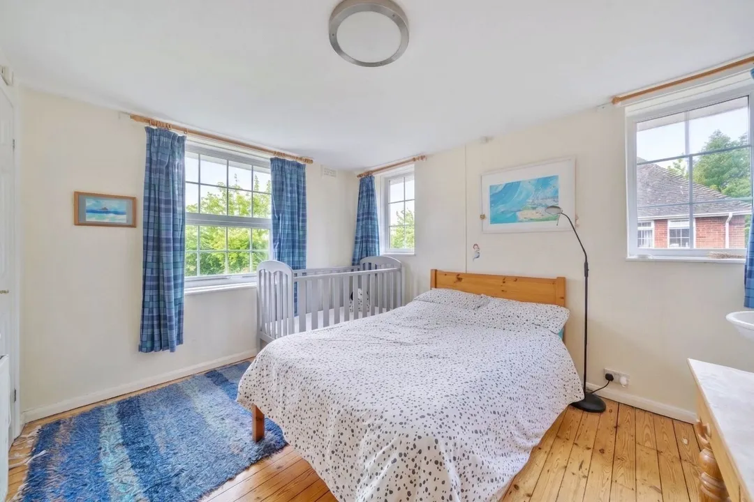https://mr0.homeflow-assets.co.uk/files/photo/image/47740/4029/_x_/TOP260017_60.jpg