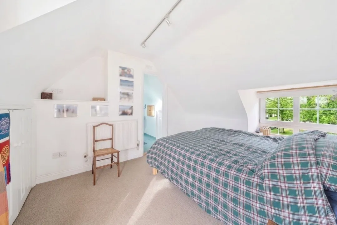 https://mr0.homeflow-assets.co.uk/files/photo/image/47740/4034/_x_/TOP260017_66.jpg
