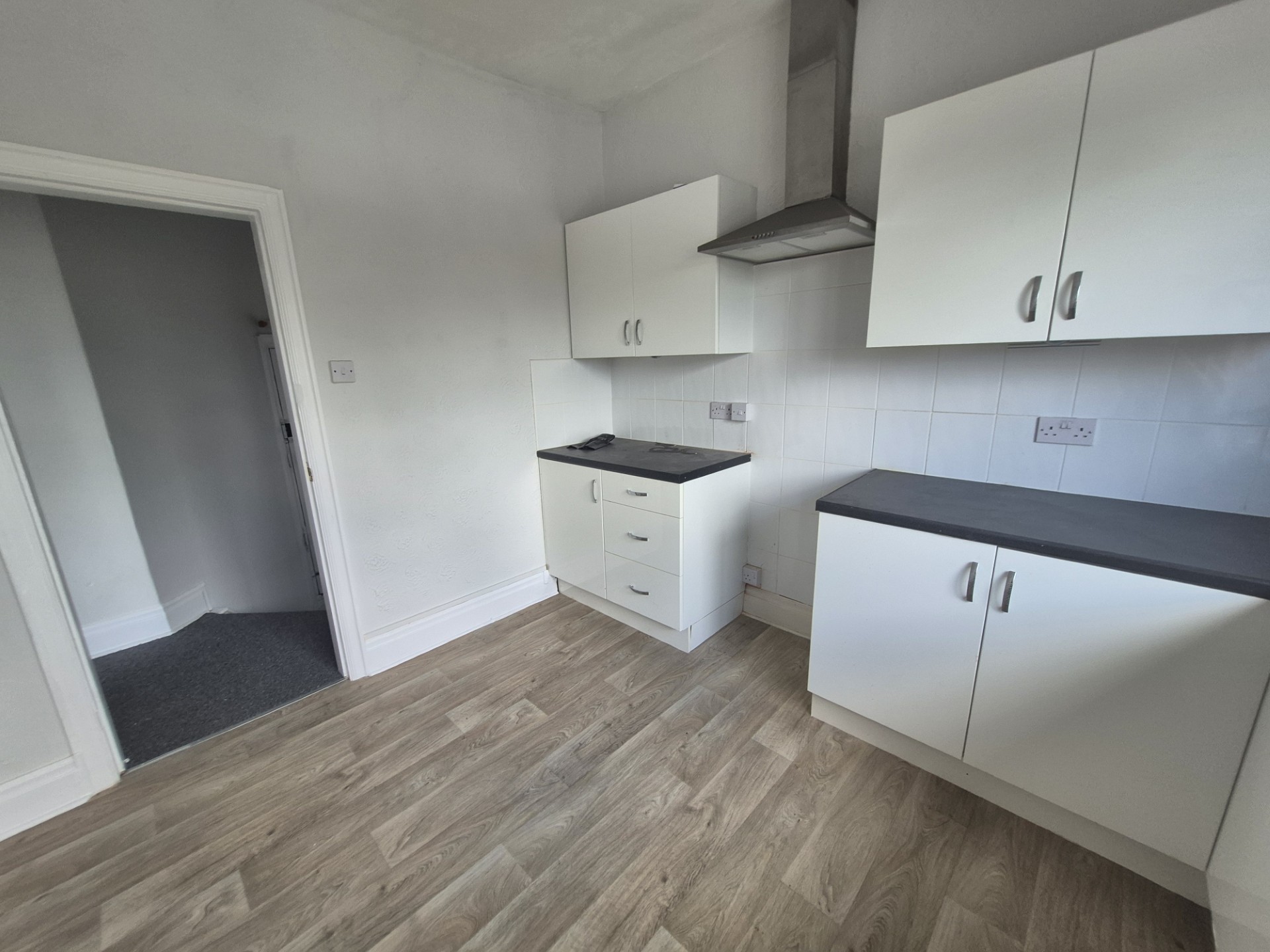 Flat 299 Ings Road Image 2