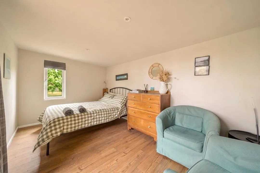 https://mr0.homeflow-assets.co.uk/files/photo/image/47740/5674/_x_/TOP260017_67.jpg