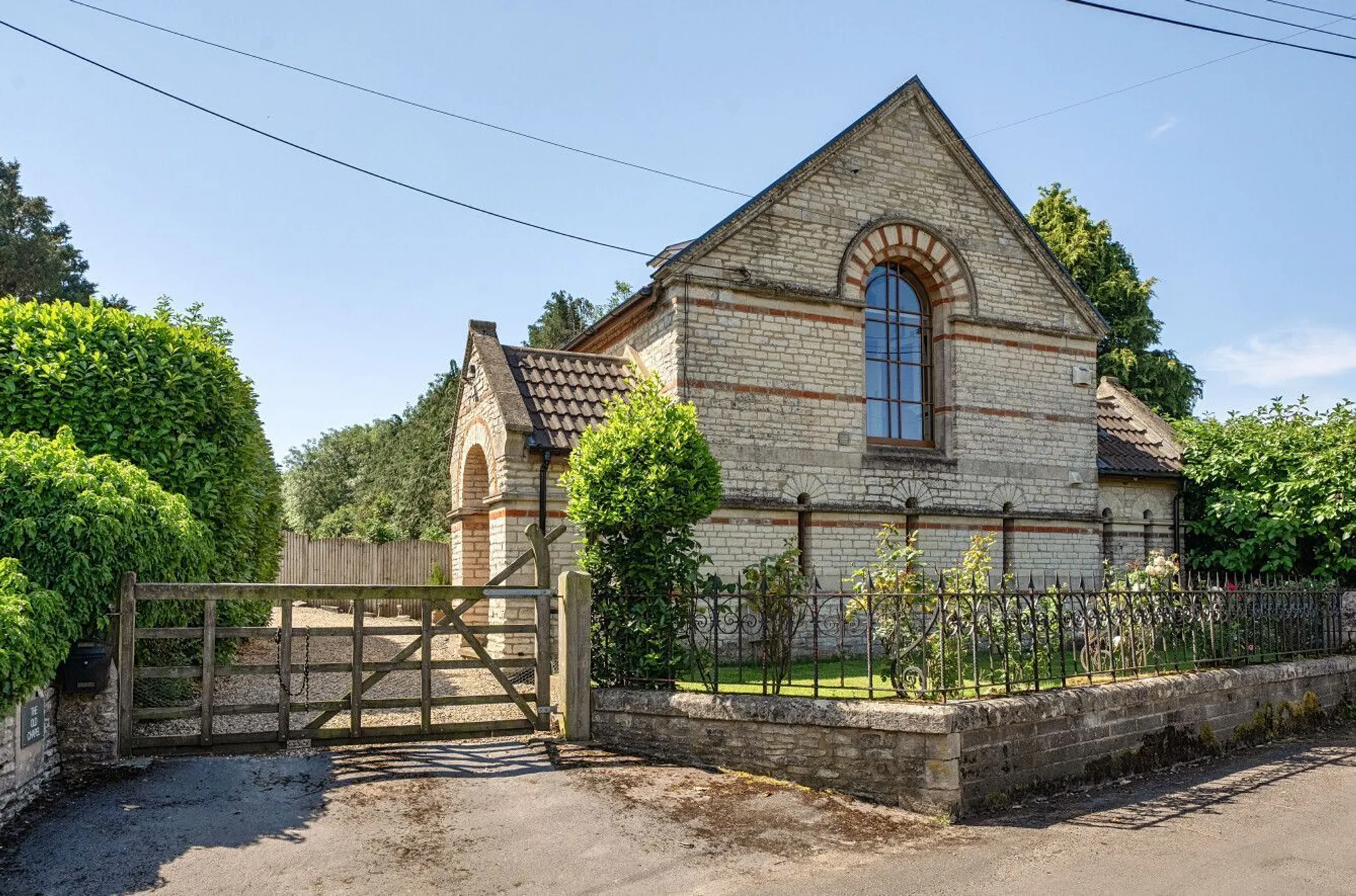 https://mr0.homeflow-assets.co.uk/files/photo/image/47741/1686/_x_/57935793.jpg