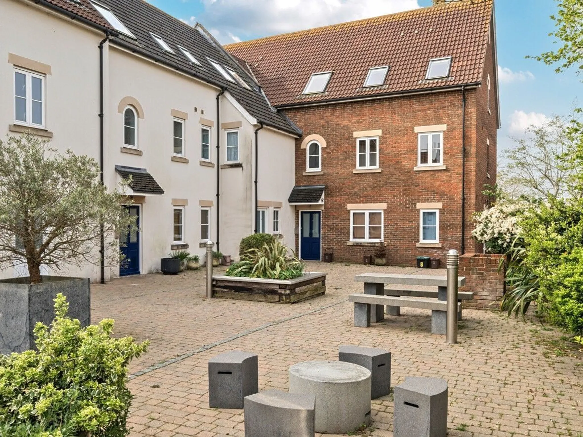 https://mr0.homeflow-assets.co.uk/files/photo/image/47741/1693/_x_/56152859.jpg