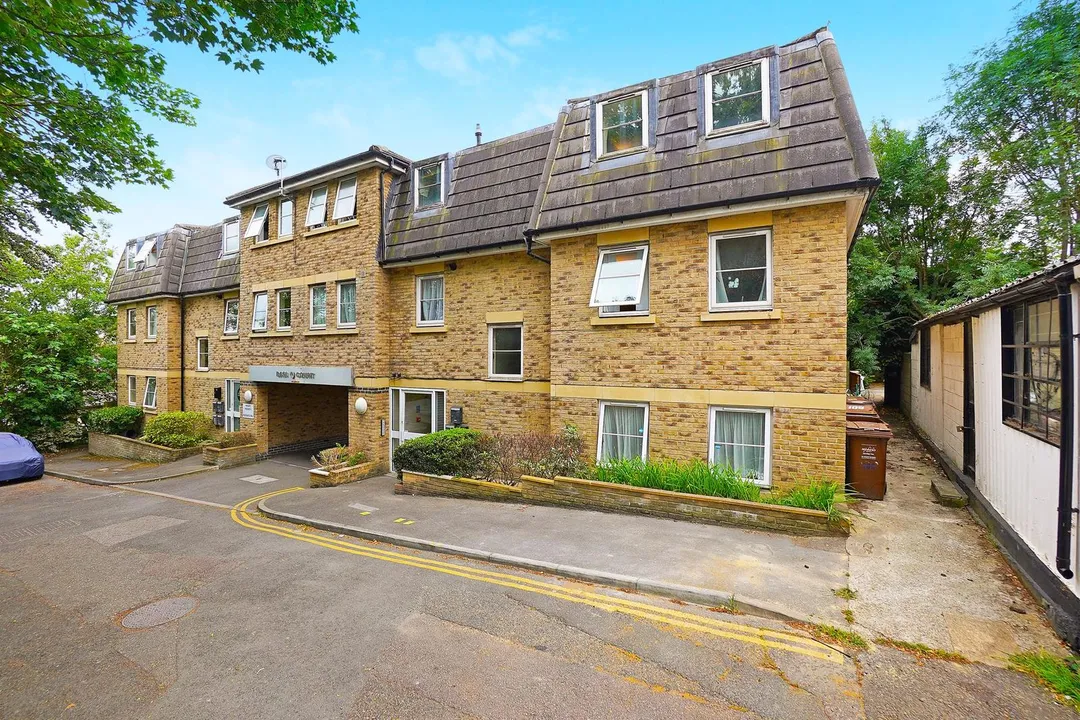 https://mr0.homeflow-assets.co.uk/files/photo/image/47742/6413/_x_/24017_EA_RS_12029230_IMG_0.jpg