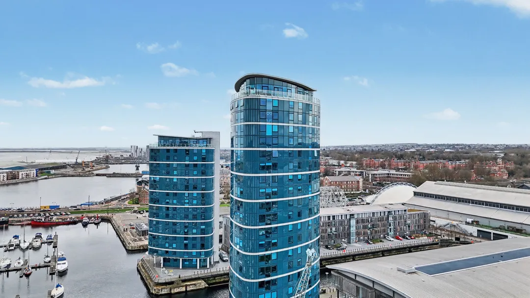https://mr0.homeflow-assets.co.uk/files/photo/image/47742/7399/_x_/24017_EA_RS_12826964_IMG_8.jpg