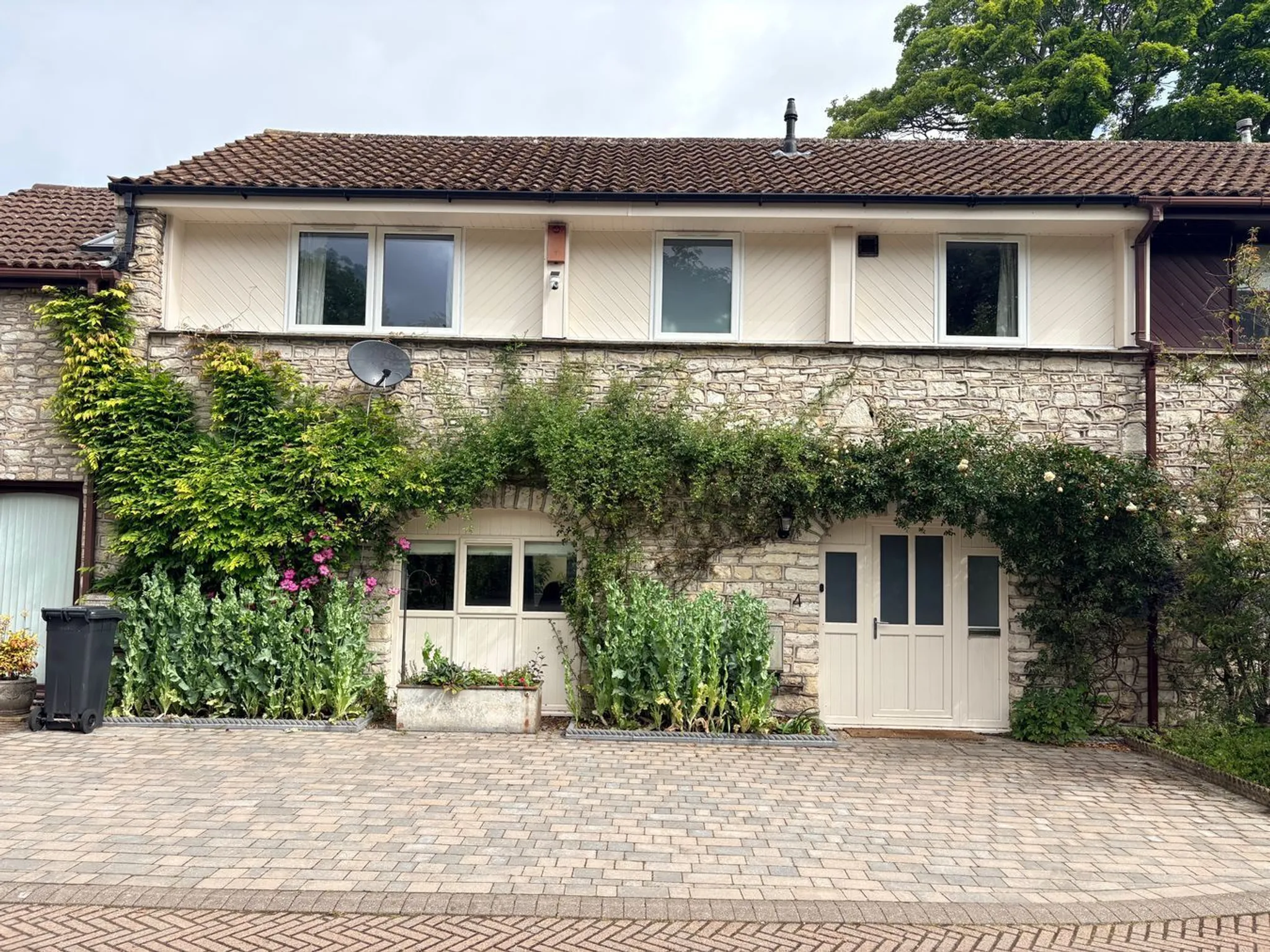 https://mr0.homeflow-assets.co.uk/files/photo/image/47744/0164/_x_/57115689.jpg