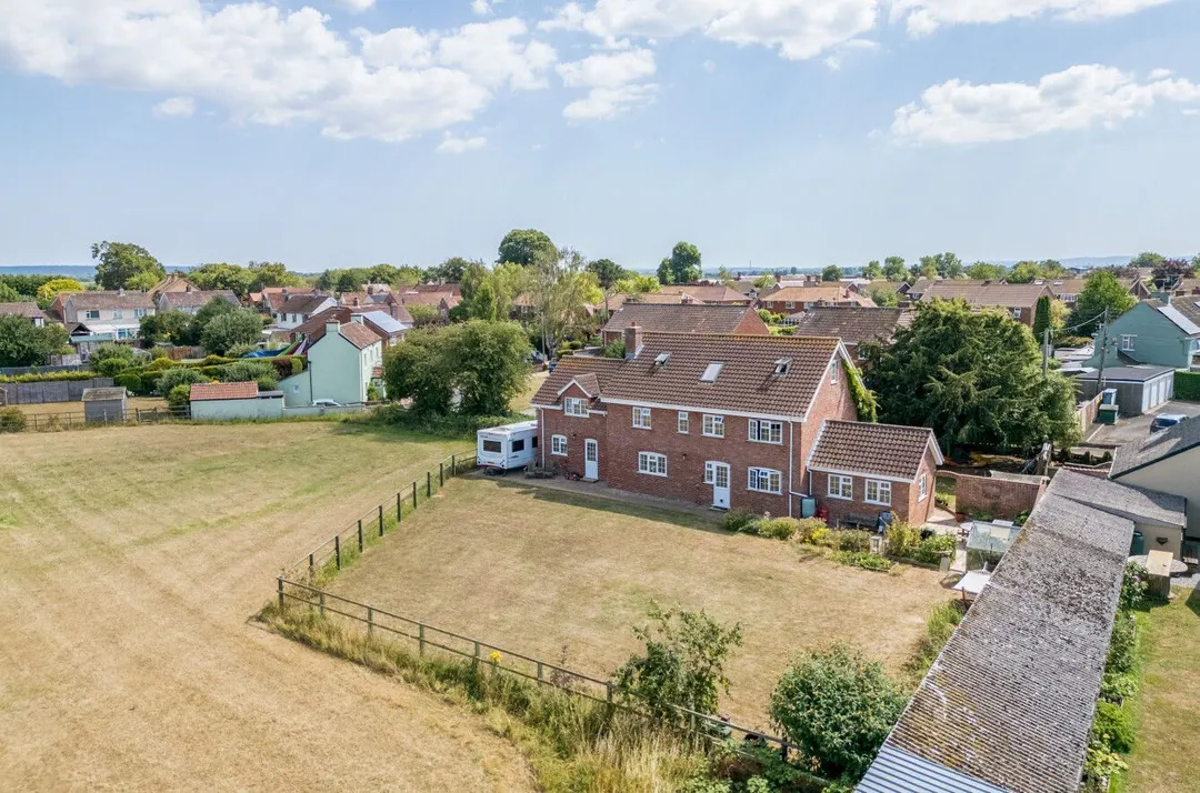 https://mr0.homeflow-assets.co.uk/files/photo/image/47744/0759/_x_/50702019.jpg