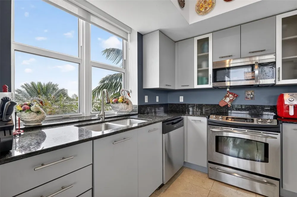 7910 Harbor Island Dr, North Bay Village, FL 33141