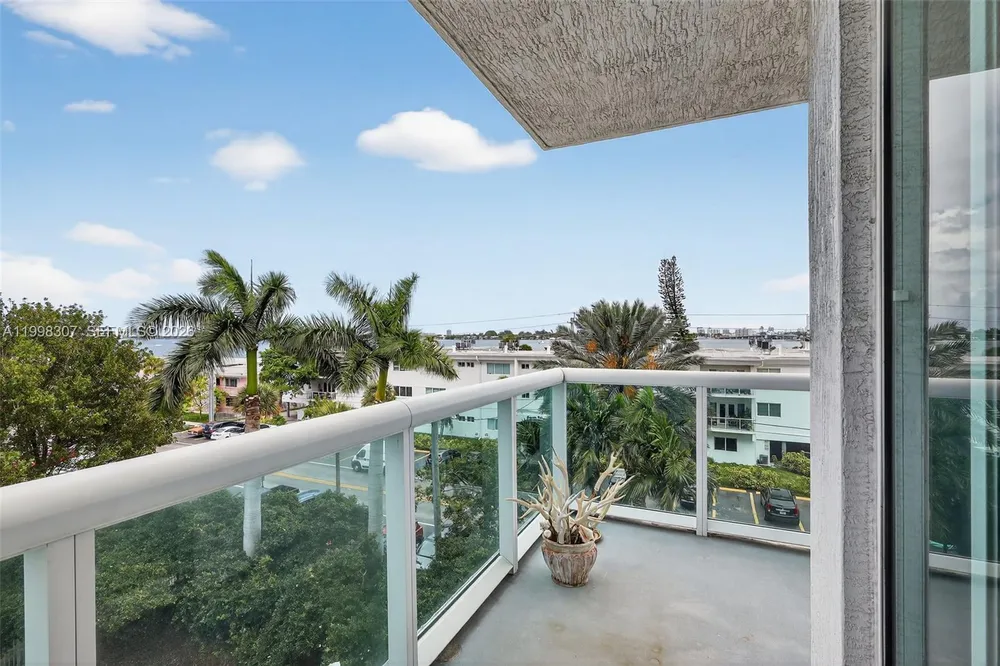 7910 Harbor Island Dr, North Bay Village, FL 33141