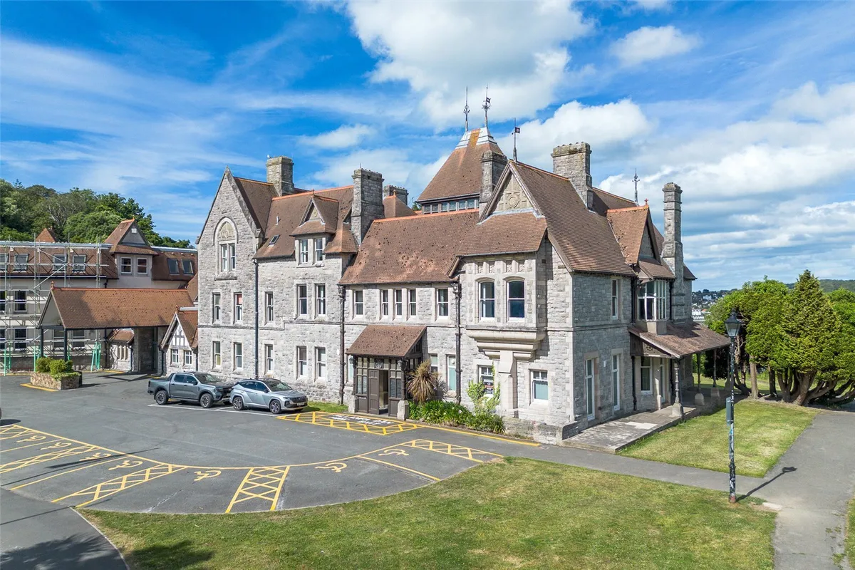 Bodlondeb, Bangor Road, Conwy, LL32