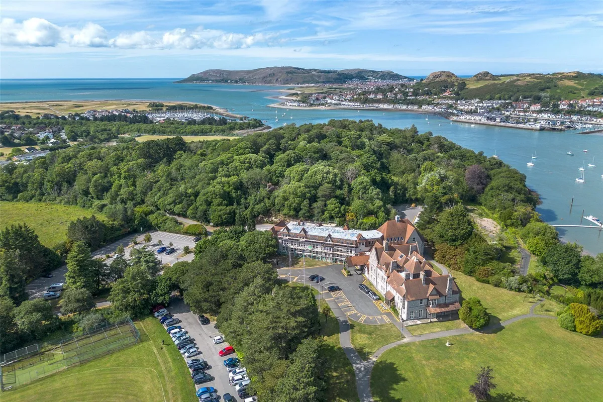 Bodlondeb, Bangor Road, Conwy, LL32