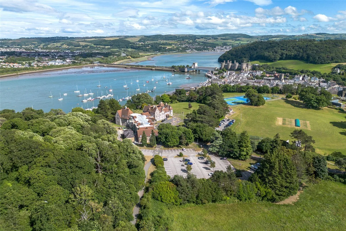 Bodlondeb, Bangor Road, Conwy, LL32