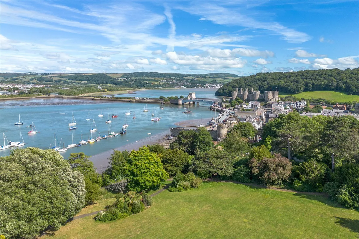 Bodlondeb, Bangor Road, Conwy, LL32