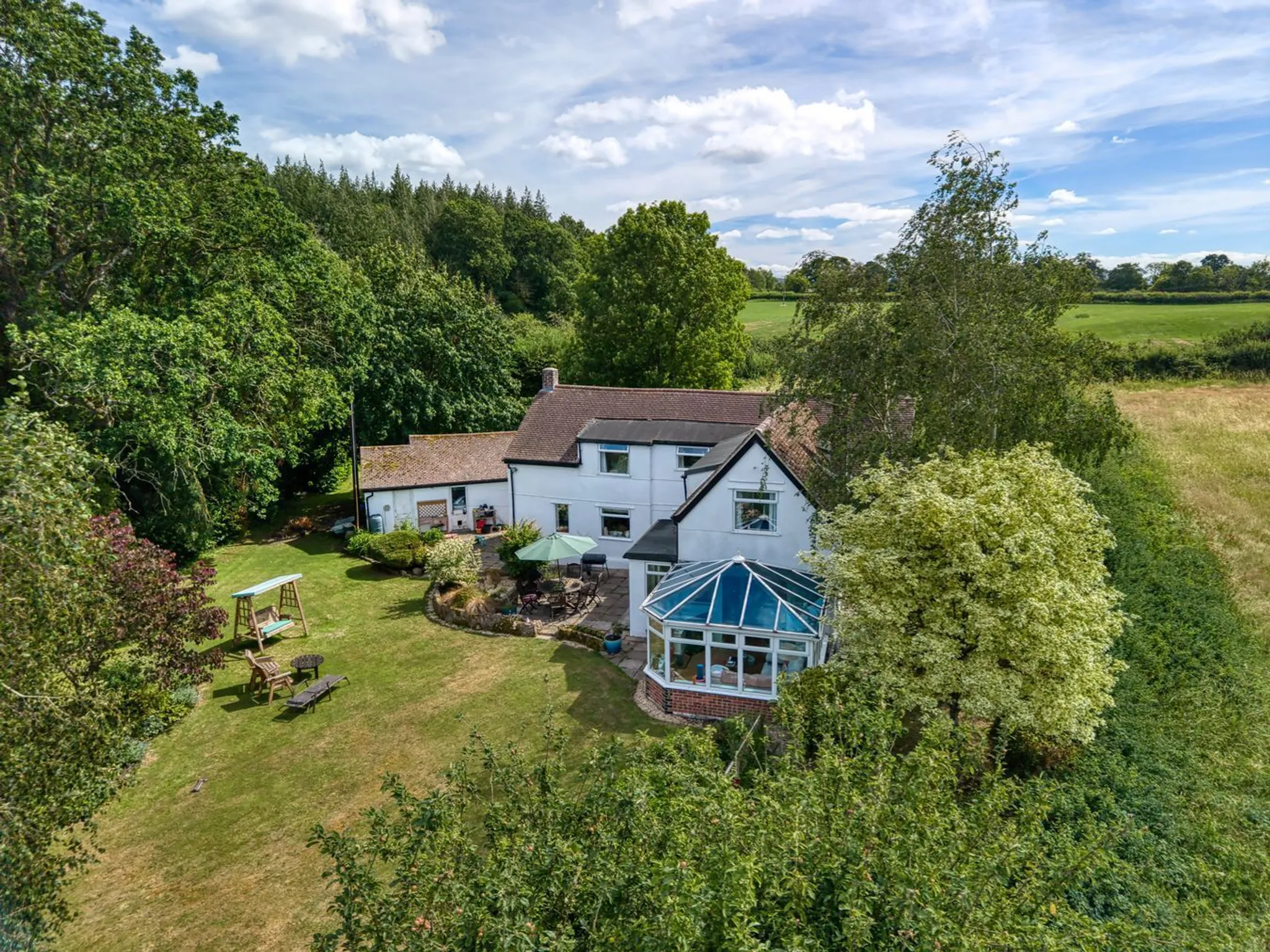 https://mr0.homeflow-assets.co.uk/files/photo/image/47749/0207/_x_/58040797.jpg