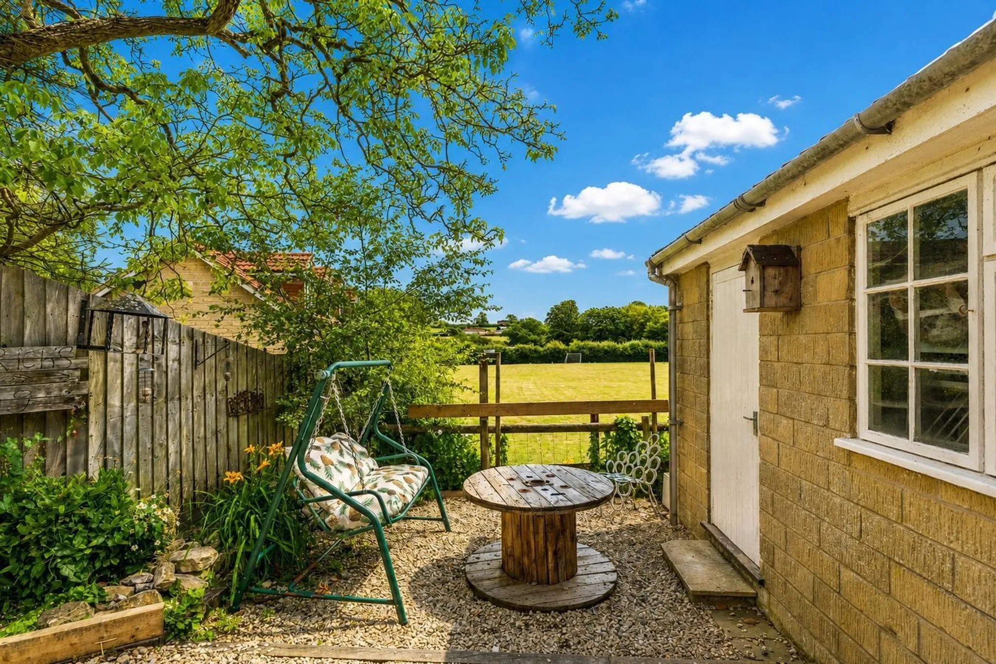 https://mr0.homeflow-assets.co.uk/files/photo/image/47749/9267/_x_/58044354.jpg