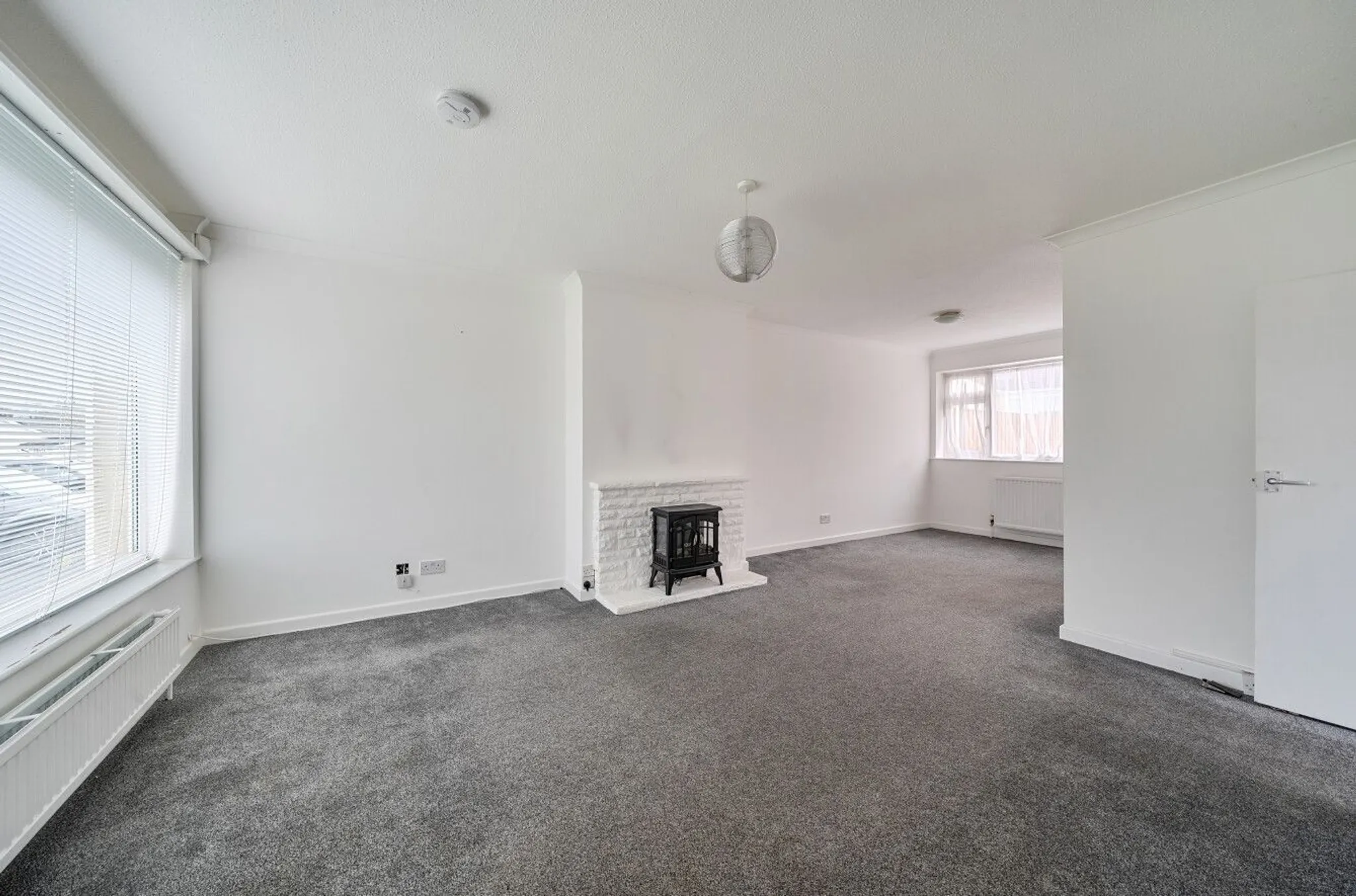 https://mr0.homeflow-assets.co.uk/files/photo/image/47750/3456/_x_/54131301.jpg