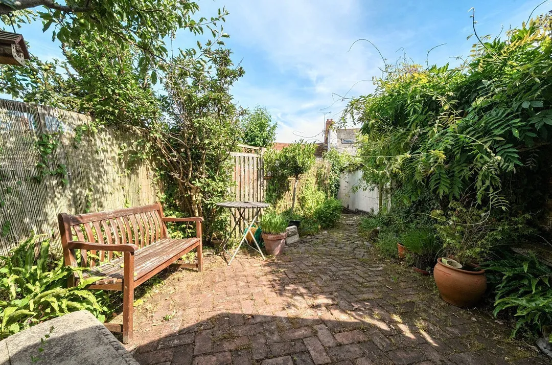 https://mr0.homeflow-assets.co.uk/files/photo/image/47750/4752/_x_/TOP240198_03.jpg