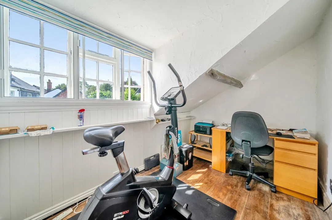 https://mr0.homeflow-assets.co.uk/files/photo/image/47750/4759/_x_/TOP240198_10.jpg