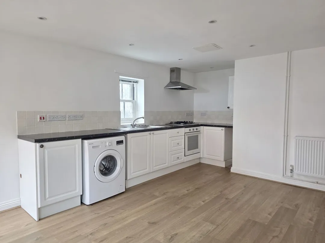 https://mr0.homeflow-assets.co.uk/files/photo/image/47750/5273/_x_/57963793.jpg