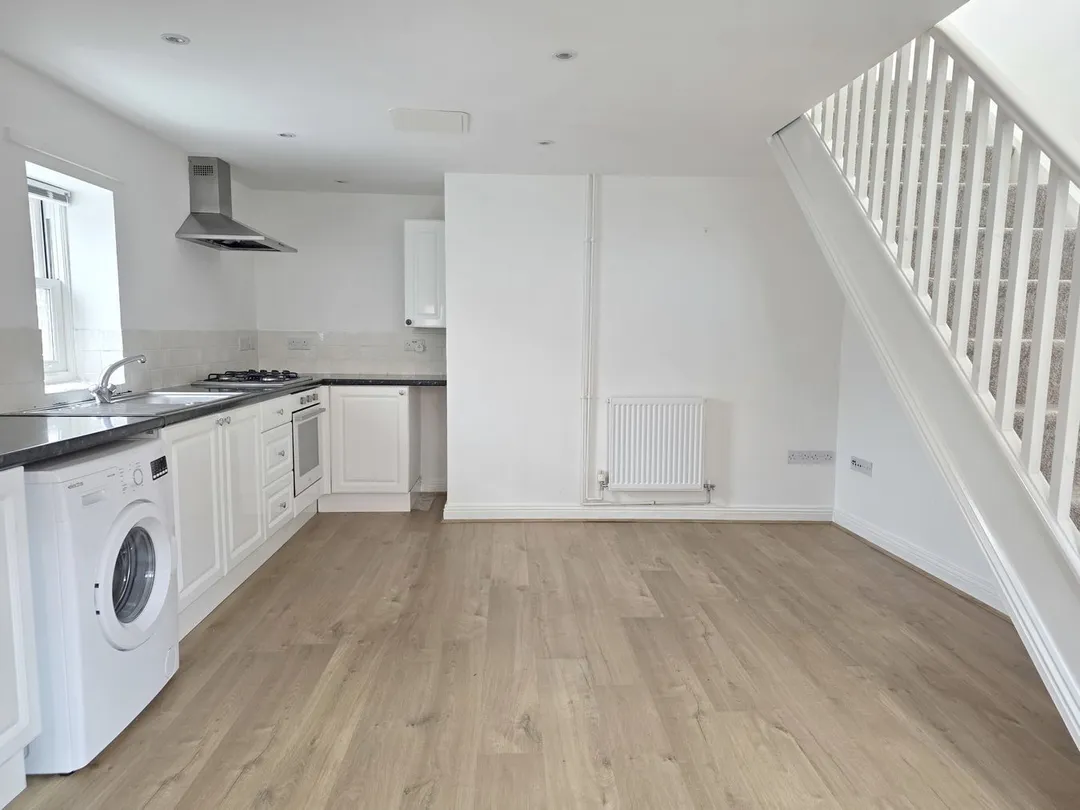 https://mr0.homeflow-assets.co.uk/files/photo/image/47750/5276/_x_/57966003.jpg