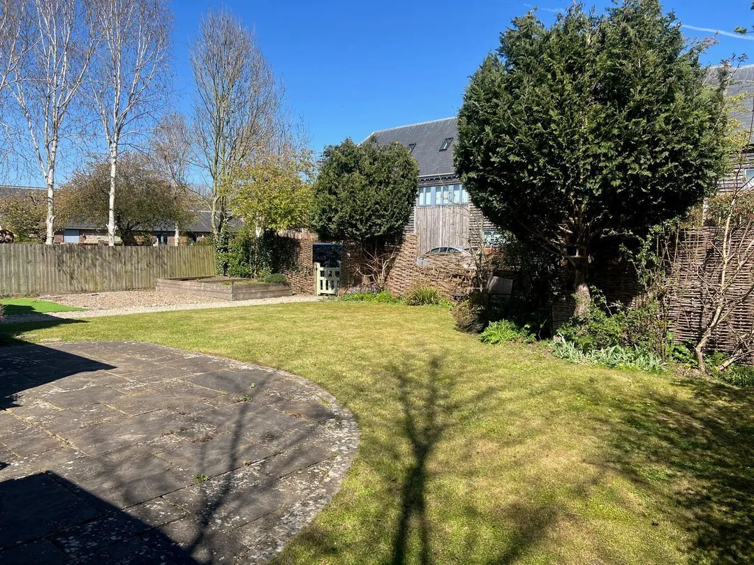 https://mr0.homeflow-assets.co.uk/files/photo/image/47752/3020/_x_/55356408.jpg