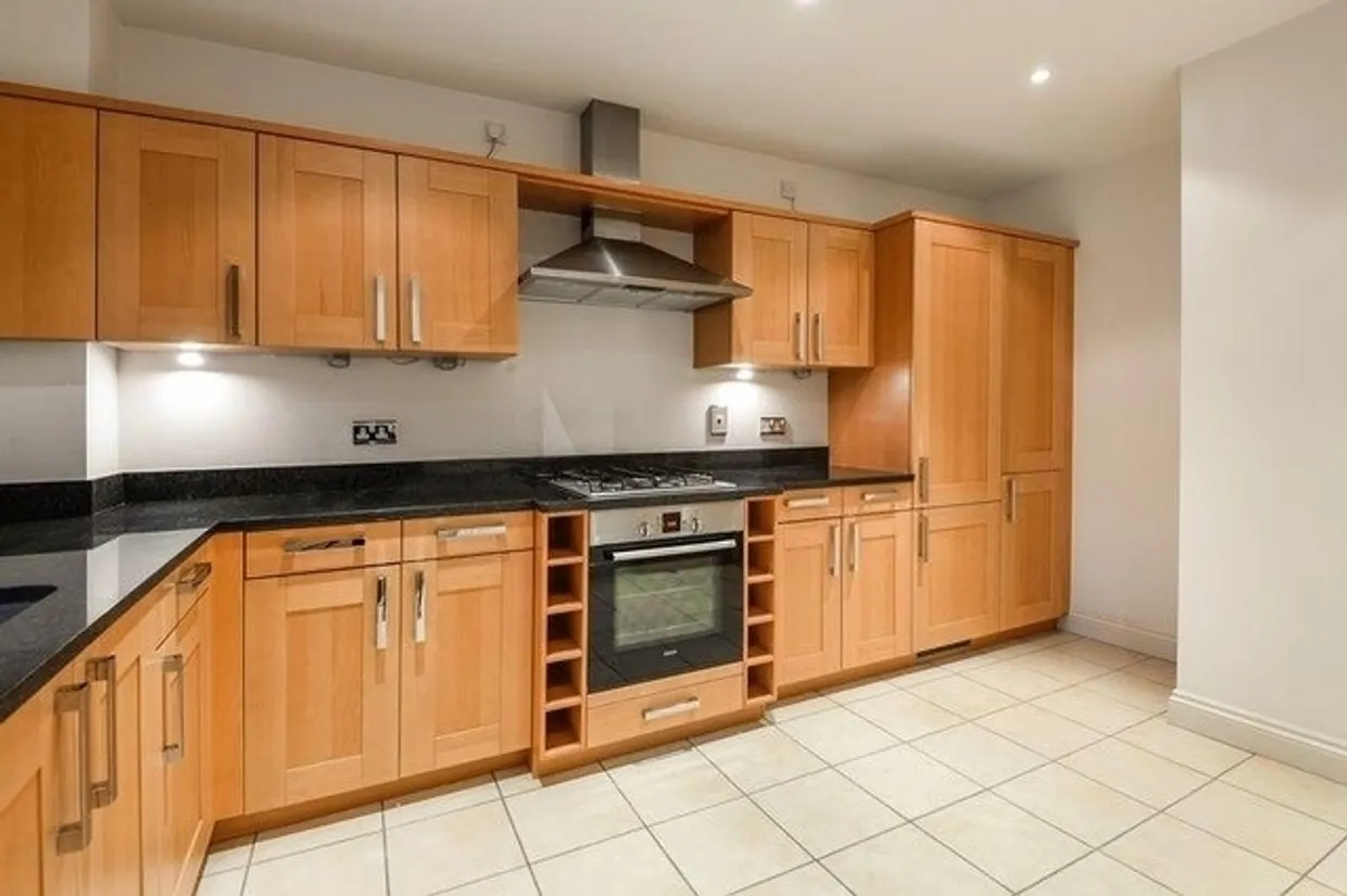 Devenish Road, Sunningdale SL5 photo 2