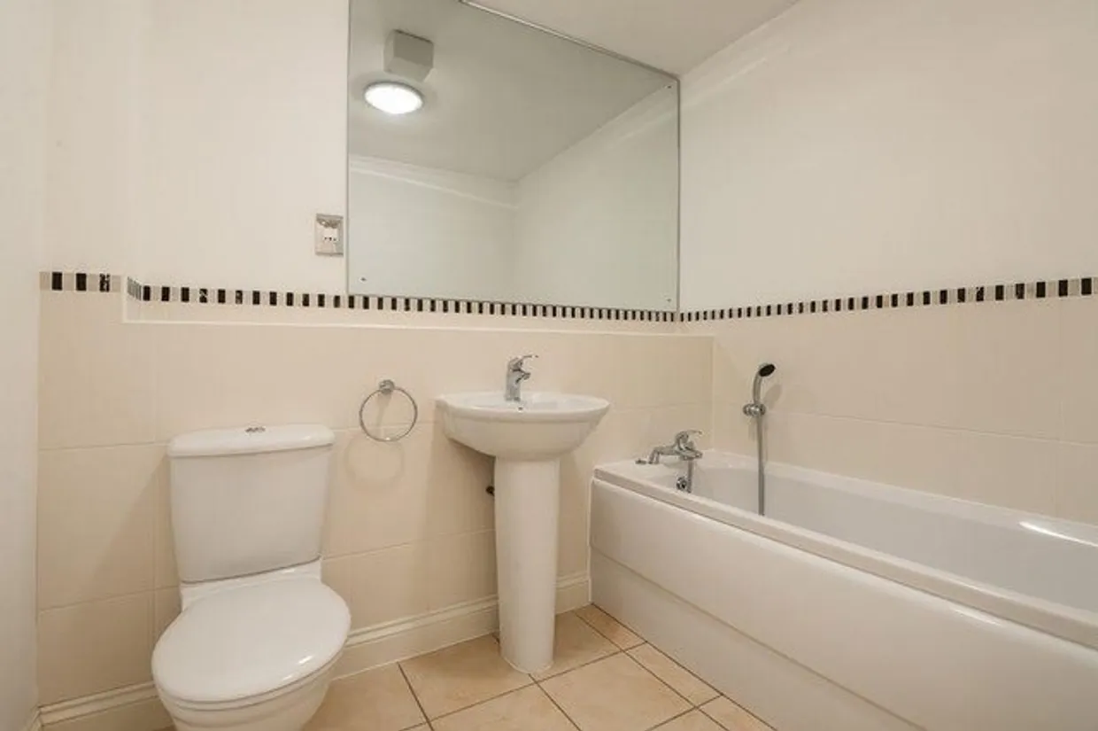 Devenish Road, Sunningdale SL5 photo 9