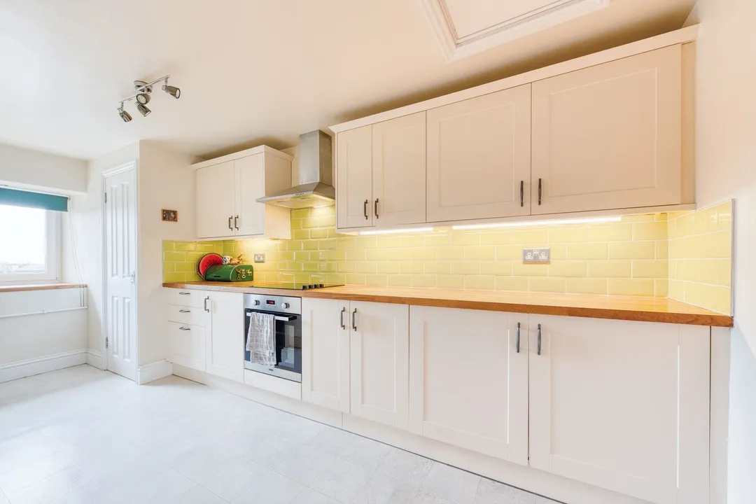 https://mr0.homeflow-assets.co.uk/files/photo/image/47755/4219/_x_/DSC_8041_HDR-32.jpg