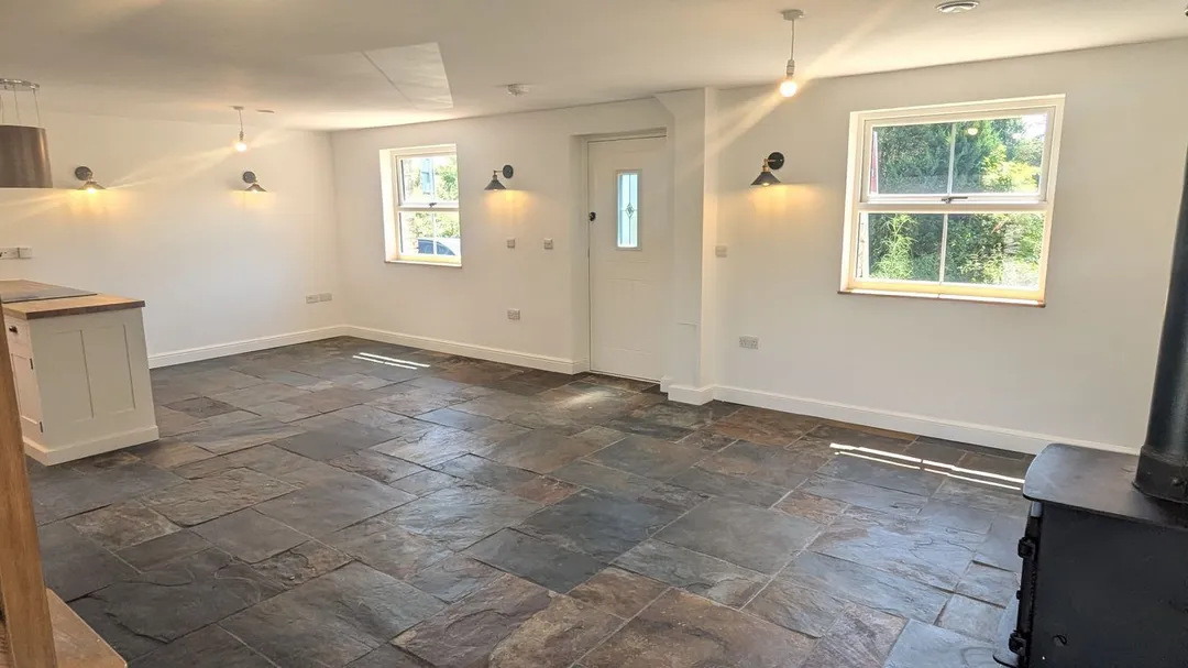 https://mr0.homeflow-assets.co.uk/files/photo/image/47755/8451/_x_/58074742.jpg