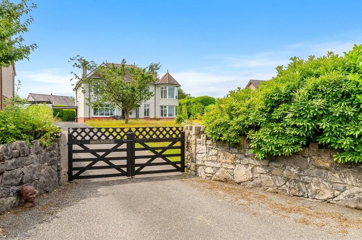 Llanrug, Caernarfon, Gwynedd, LL55