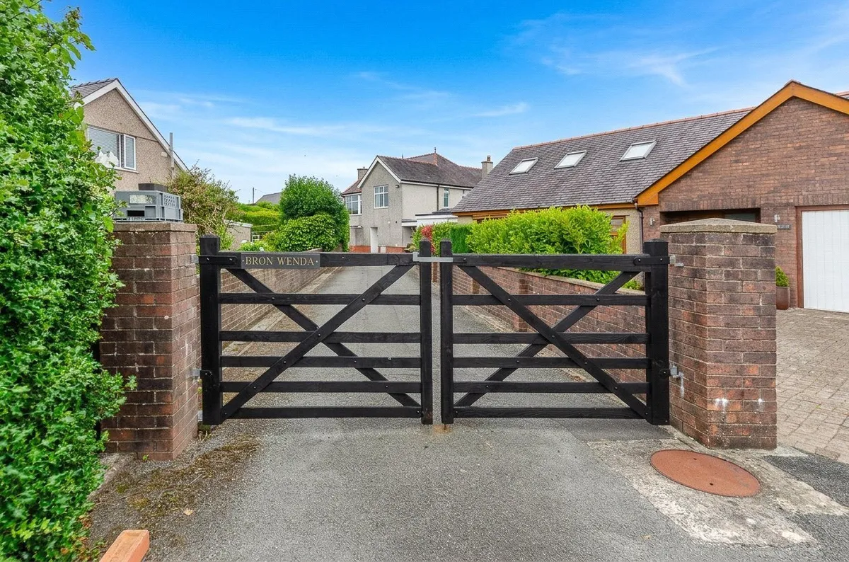 Llanrug, Caernarfon, Gwynedd, LL55