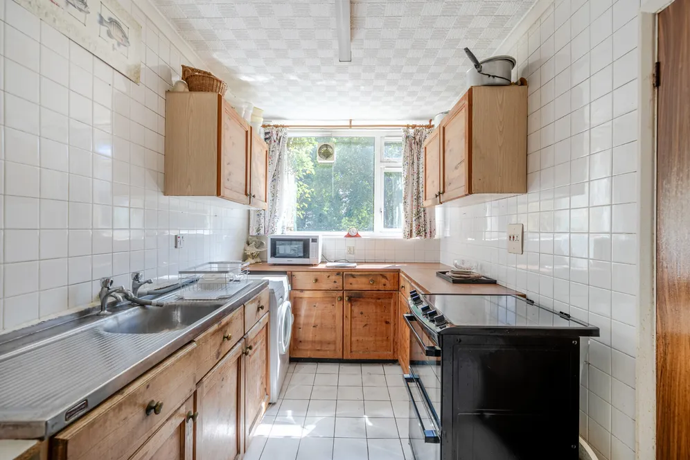 Avenue Road, Epsom, KT18 photo 3