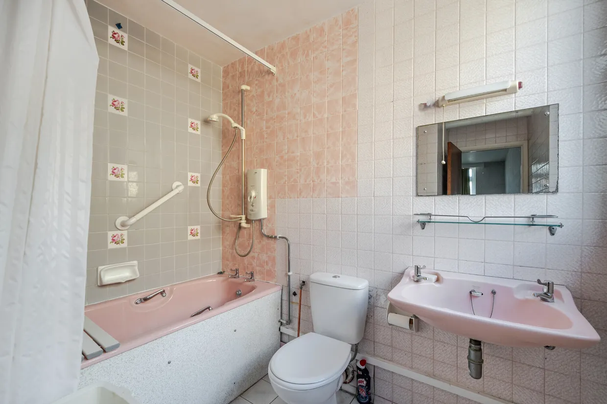 Avenue Road, Epsom, KT18 photo 7