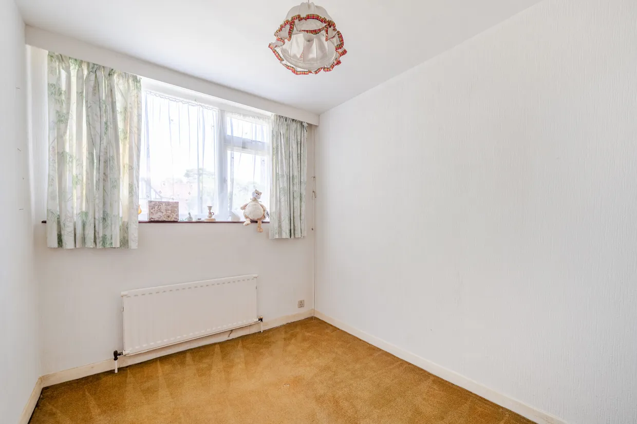 Avenue Road, Epsom, KT18 photo 11
