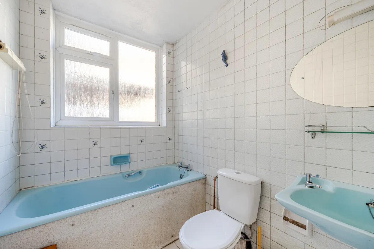 Avenue Road, Epsom, KT18 photo 12