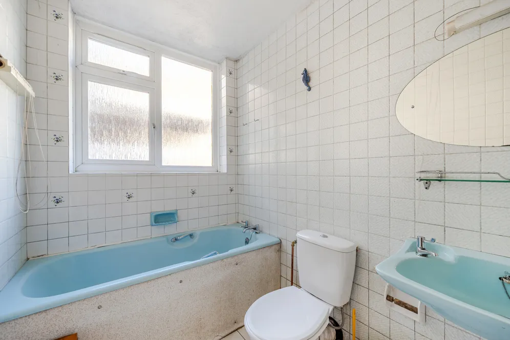 Avenue Road, Epsom, KT18 photo 12