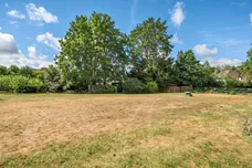Avenue Road, Epsom, KT18 photo 13