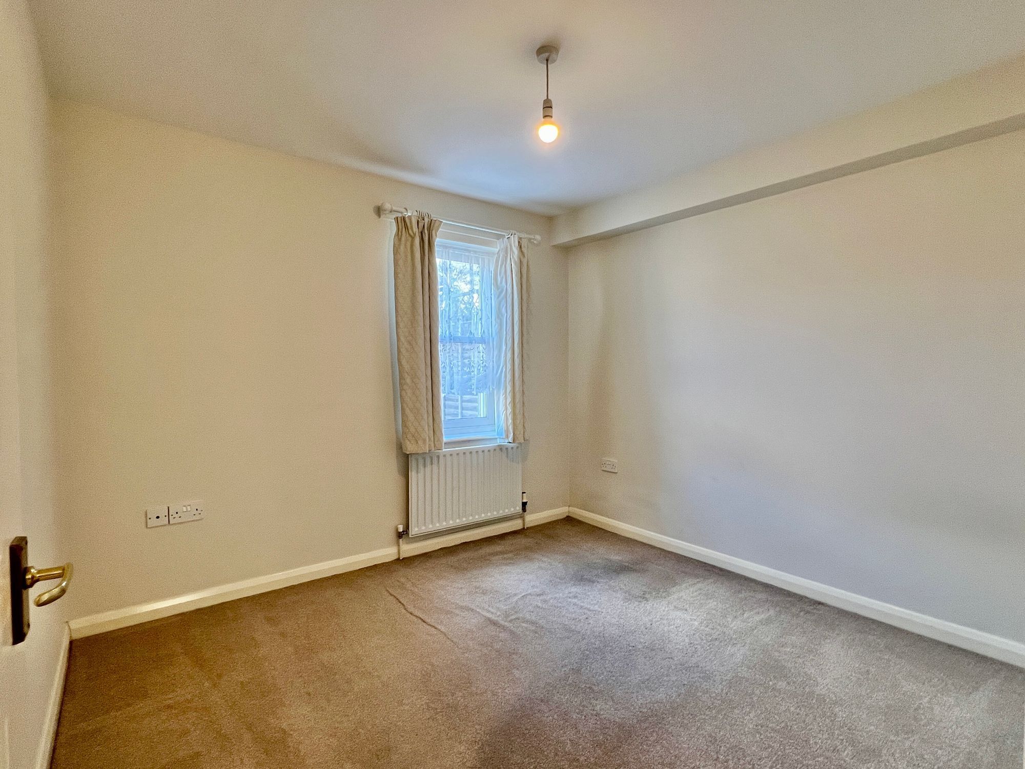 Florence Road, Taunton - NO onward chain! Image 8