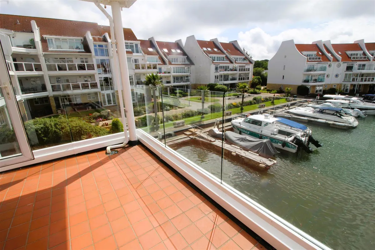 Lake Avenue, Poole