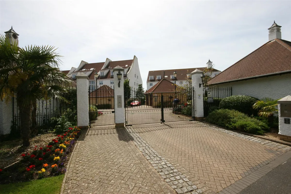Lake Avenue, Poole