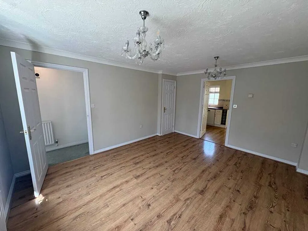 https://mr0.homeflow-assets.co.uk/files/photo/image/47758/8649/_x_/56565543.jpg
