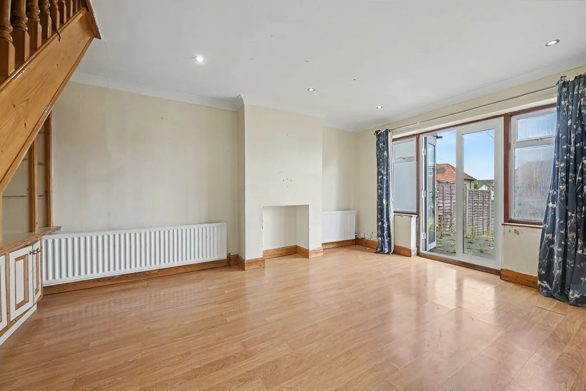 Crest Road, London, NW2