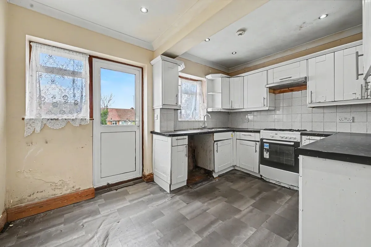 Crest Road, London, NW2