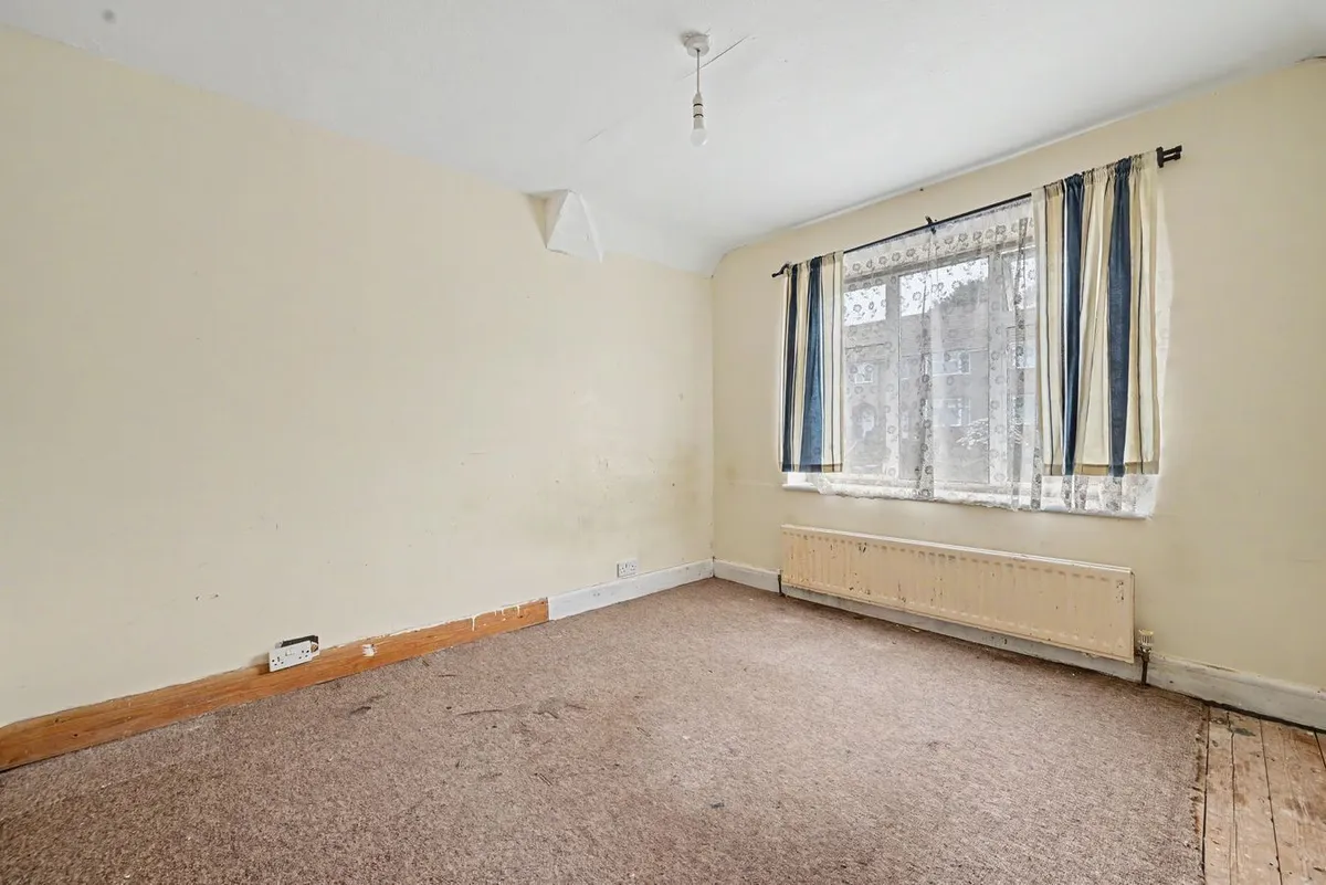 Crest Road, London, NW2