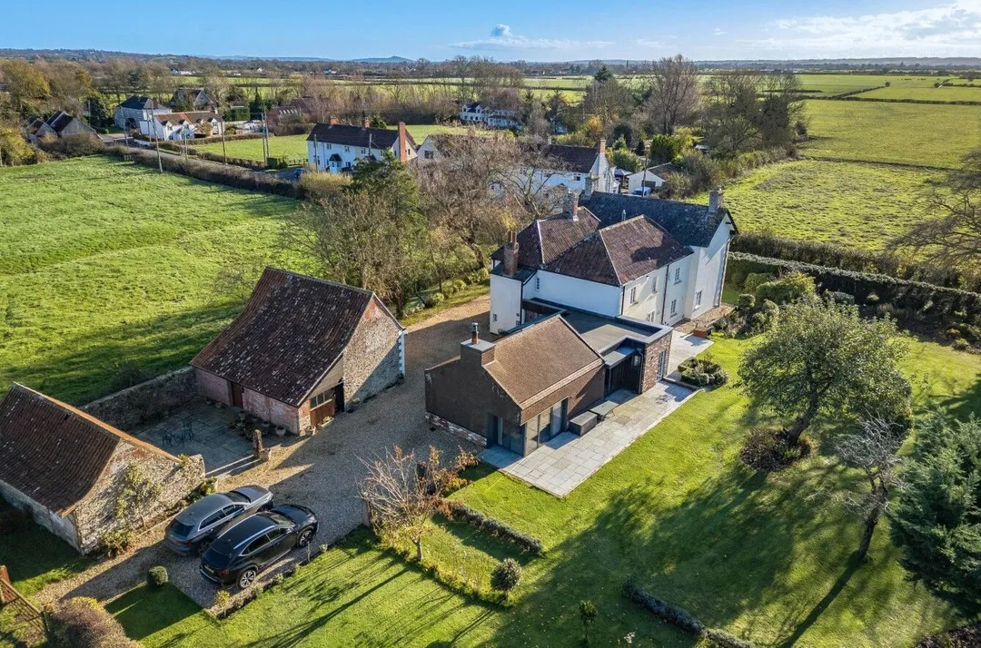 https://mr0.homeflow-assets.co.uk/files/photo/image/47761/1529/_x_/46253310.jpg