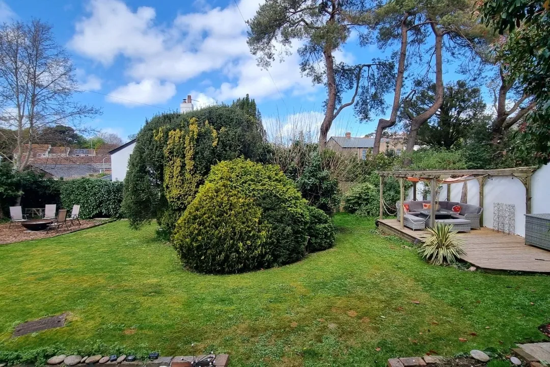 https://mr0.homeflow-assets.co.uk/files/photo/image/47761/1536/_x_/TOP260049_25.jpg