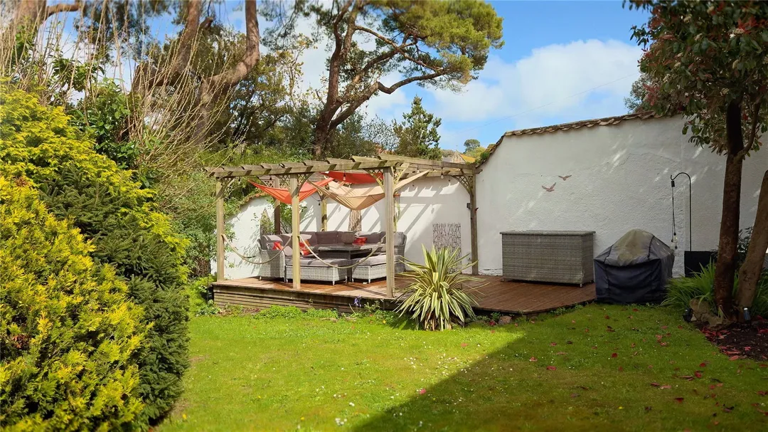 https://mr0.homeflow-assets.co.uk/files/photo/image/47761/1549/_x_/TOP260049_27.jpg