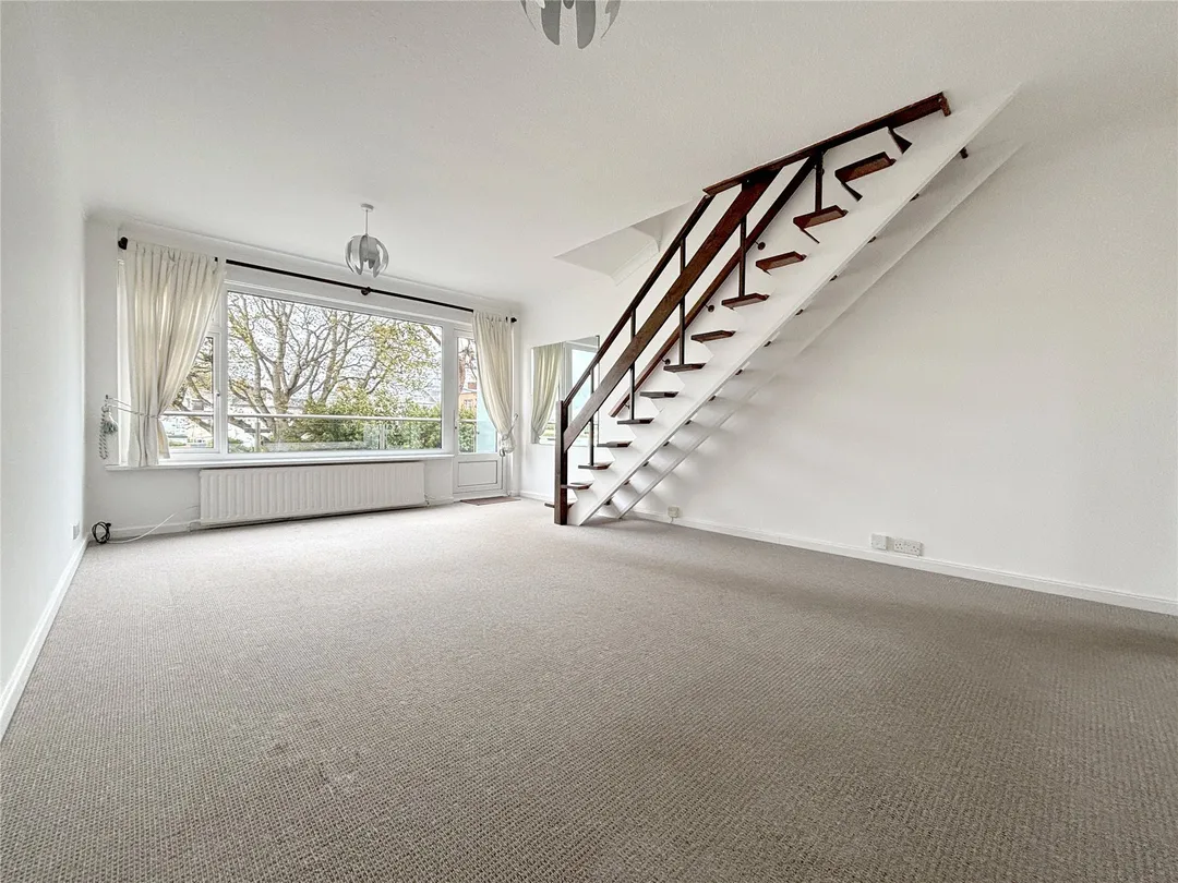 https://mr0.homeflow-assets.co.uk/files/photo/image/47761/9517/_x_/OCL150196_22.jpg