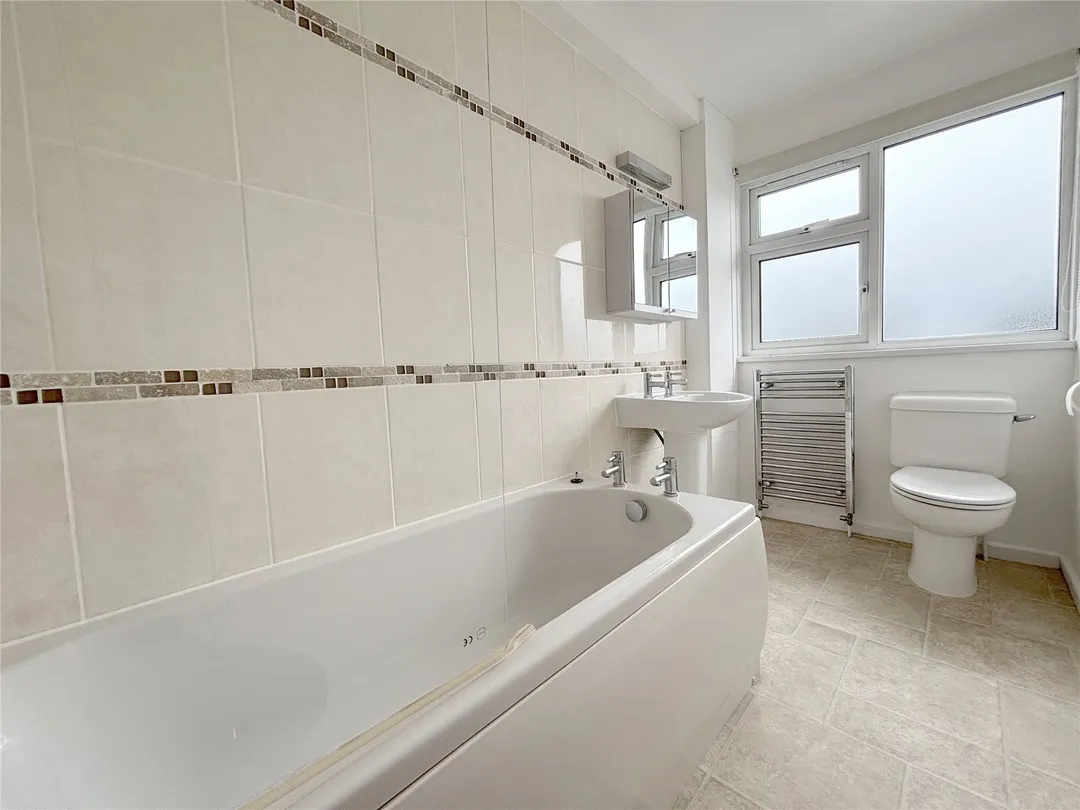 https://mr0.homeflow-assets.co.uk/files/photo/image/47761/9521/_x_/OCL150196_25.jpg