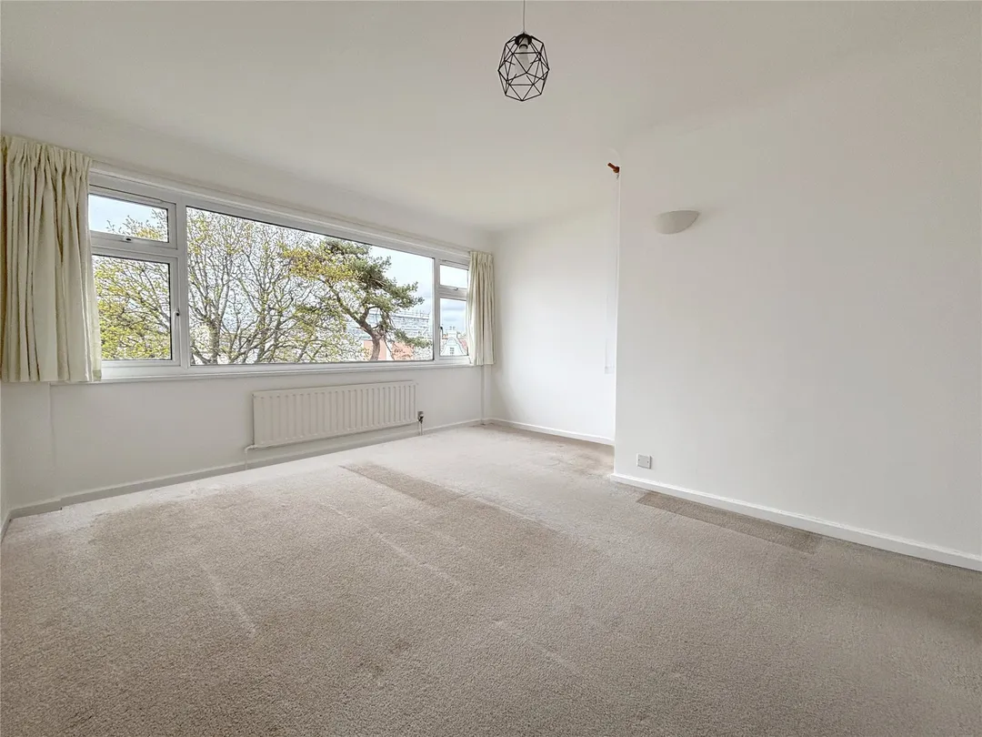 https://mr0.homeflow-assets.co.uk/files/photo/image/47761/9524/_x_/OCL150196_24.jpg