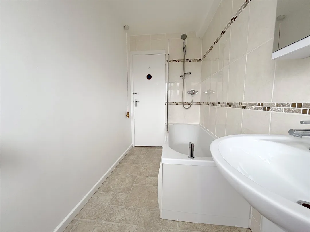 https://mr0.homeflow-assets.co.uk/files/photo/image/47761/9528/_x_/OCL150196_26.jpg